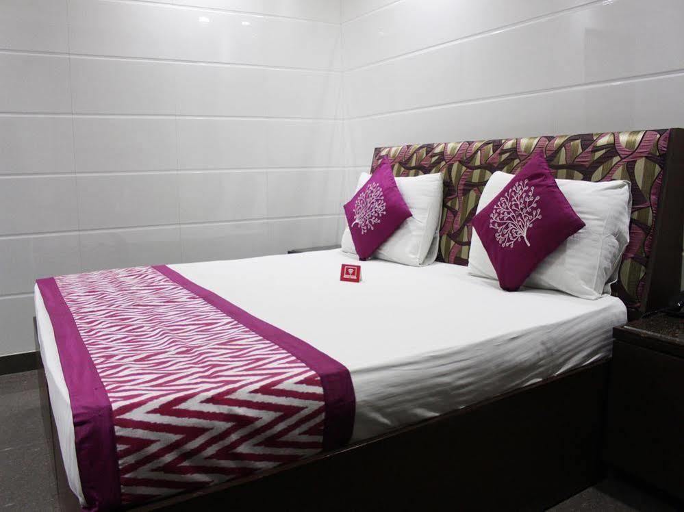 Oyo 2705 Hotel Preet Palace นิวเดลี ภายนอก รูปภาพ