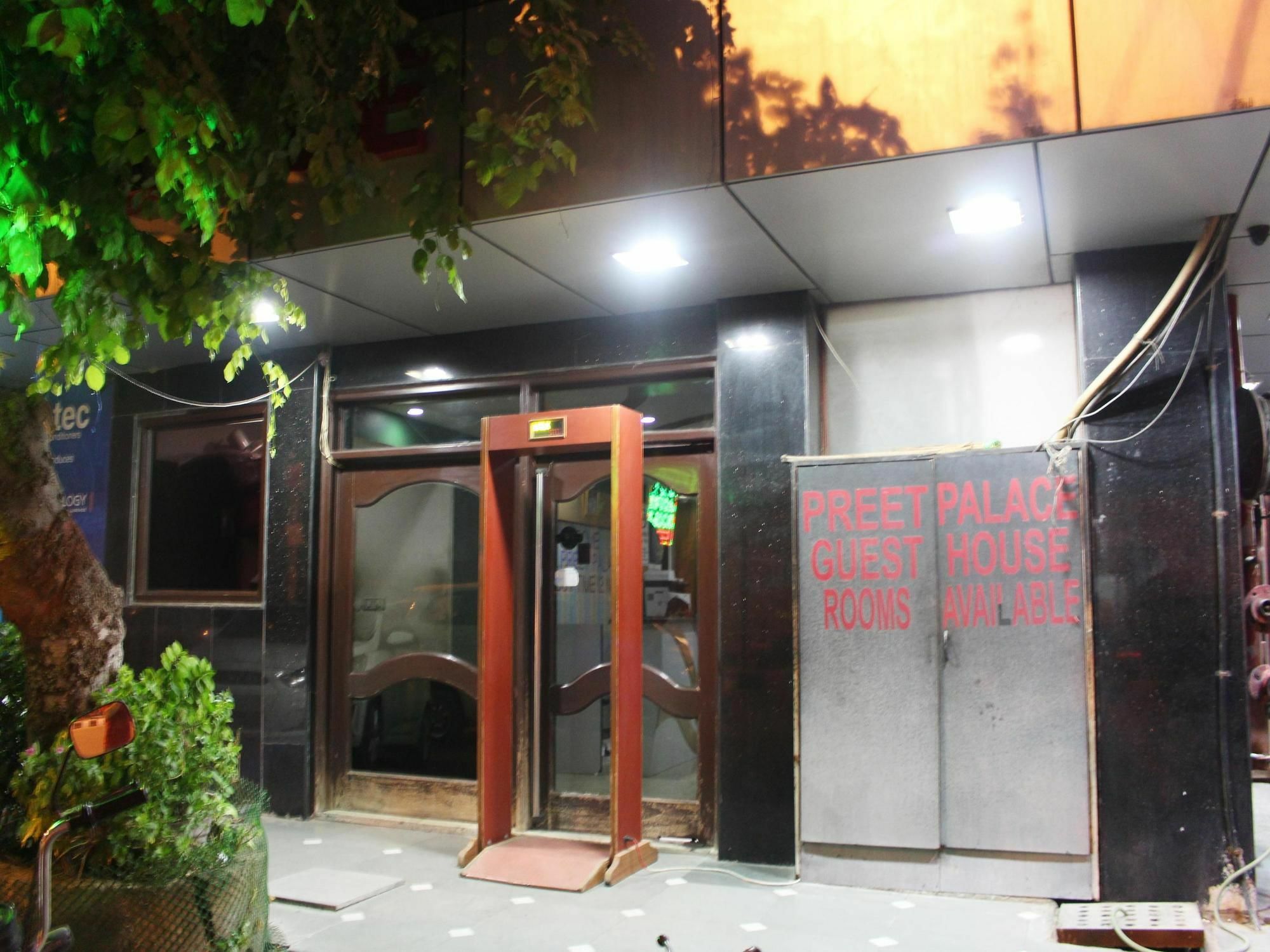 Oyo 2705 Hotel Preet Palace นิวเดลี ภายนอก รูปภาพ
